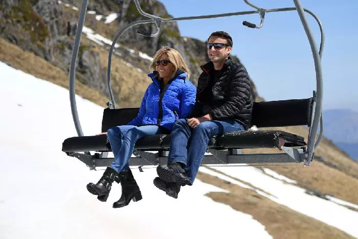 În vacanță, în aprilie 2017, viitorul cuplu prezidențial în ținute casual.