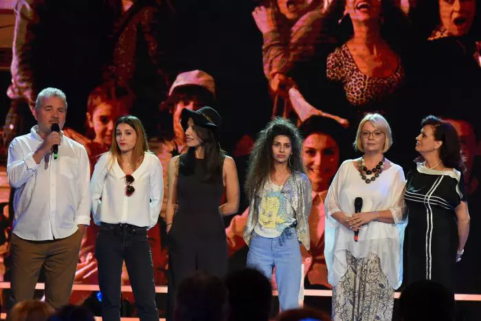 Emilia Popescu si echipa serialului Ai nostri