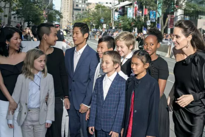 11 septembrie 2017, Toronto – Loung Ung, Vivienne Jolie-Pitt, Maddox Jolie-Pitt, Pax Jolie-Pitt, Kimhak Mun, Knox Jolie-Pitt, Shiloh Jolie-Pitt, Angelina Jolie, Zahara Jolie-Pitt și Sareum Srey Moch participă la premiera filmului „First They Killed My Father“, regizat de Angelina Jolie.