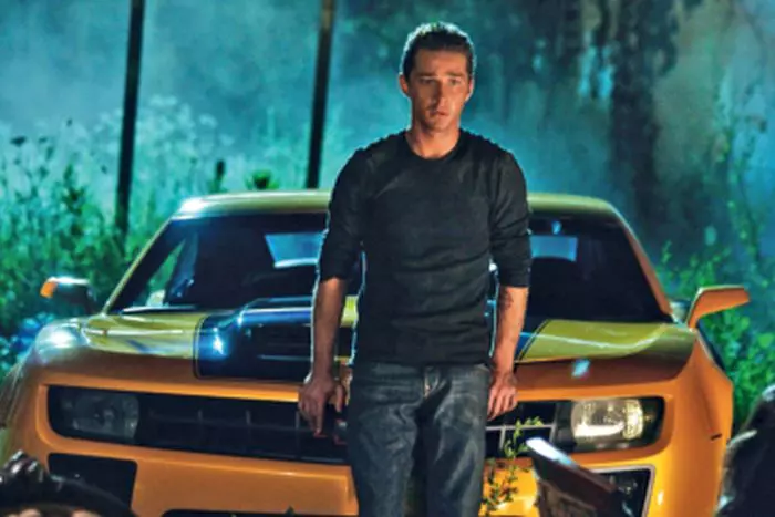 Shia LaBeouf în „Transformers: Revenge of the Fallen“, alături de Bumblebee