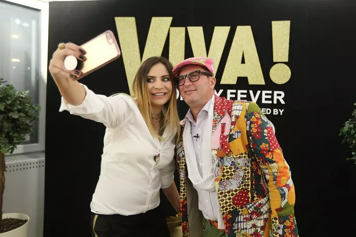 Adina Buzatu si Dezbracatu