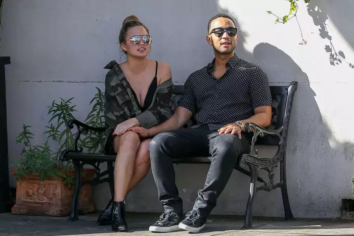 Chrissy Teigen a apărut în public pentru prima oară de când a anunţat cea de a doua sarcină