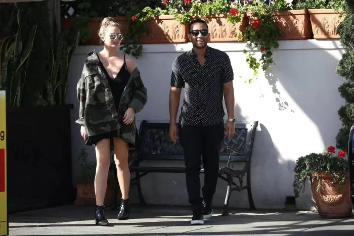 Chrissy Teigen a apărut în public pentru prima oară de când a anunţat cea de a doua sarcină