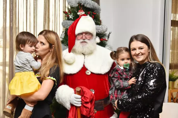 Amalia Enache și fiica ei, Alma, împreună cu Ileana și Luana Dăneț