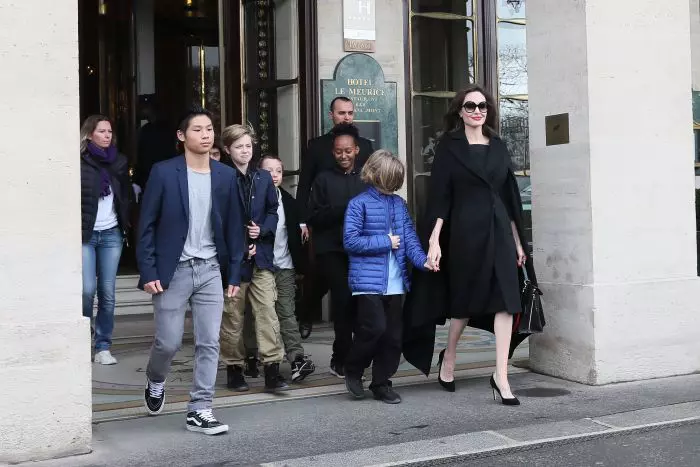 Angelina Jolie şi cei 6 copii ai săi