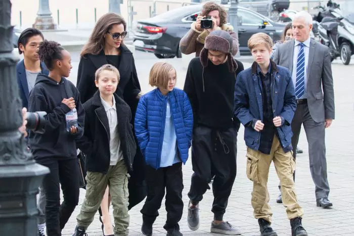 Angelina Jolie şi copiii săi au vizitat Muzeul Luvru din Paris