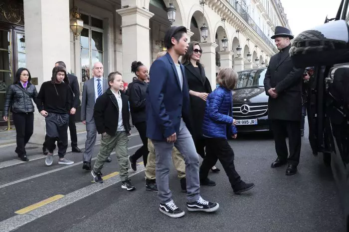 Angelina Jolie şi copiii săi au vizitat Muzeul Luvru din Paris