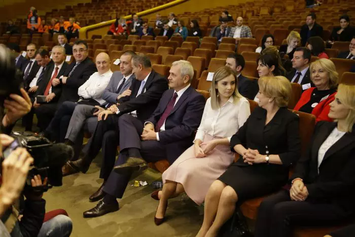 Irina Tănase a accesorizat ținuta pastel cu pantofi de culoare închisă la congresul PSD