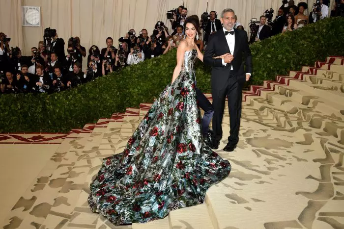 George și Amal Clooney sunt unul dintre cele mai frumoase cupluri de la Hollywood. Cei doi au devenit părinți anul trecut, în iunie.