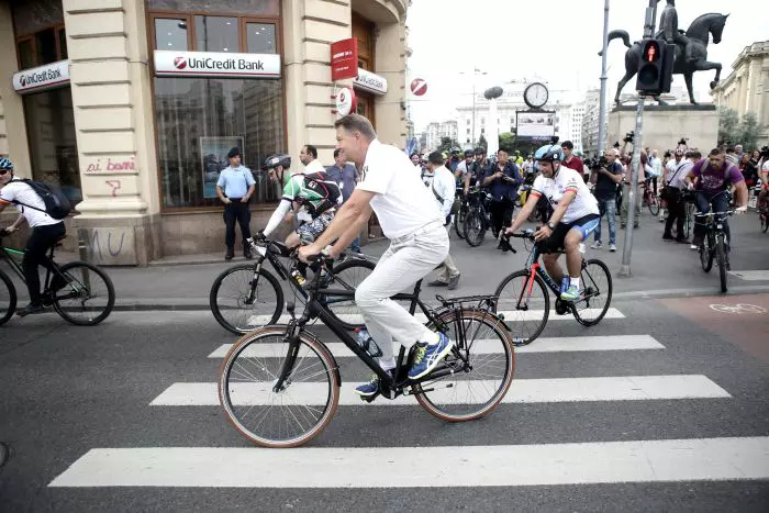 Klaus Iohannis, plimbare cu bicicleta pentru a susține marșul “Pedalăm pentru România”