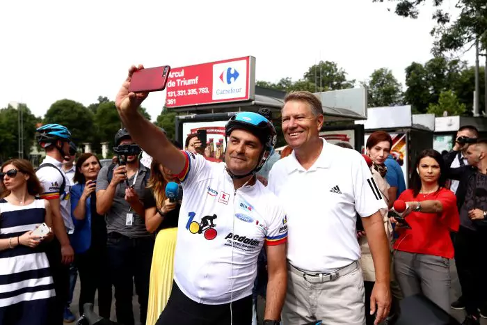 Klaus Iohannis, plimbare cu bicicleta pentru a susține marșul “Pedalăm pentru România”