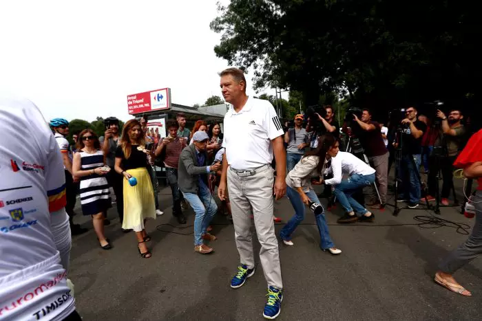 Klaus Iohannis, plimbare cu bicicleta pentru a susține marșul “Pedalăm pentru România”