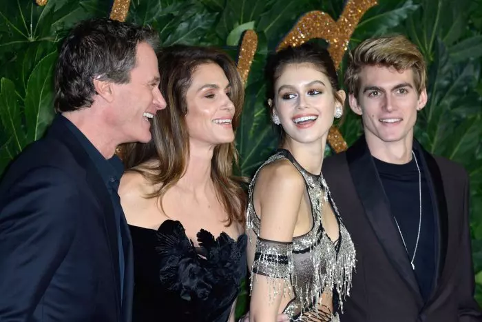 Rande Gerber, Cindy Crawford, Kaia Gerber și Presley Gerber, la The Fashion Awards 2018
