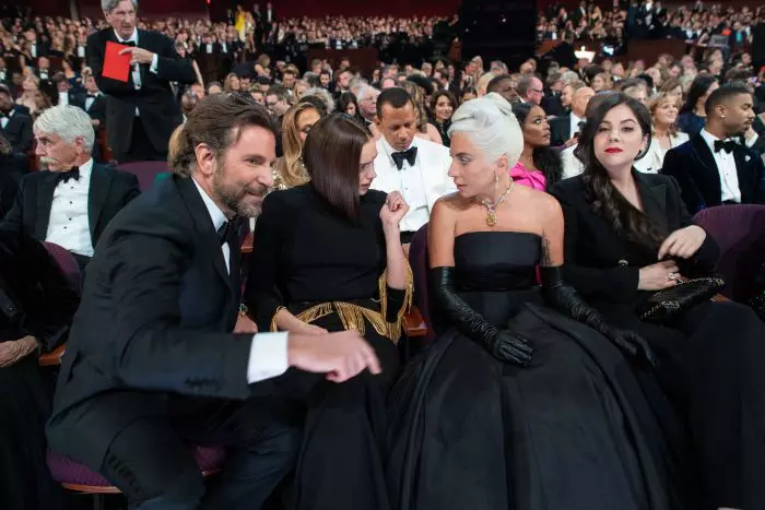 Irina Shayk, între Bradley Cooper și Lady Gaga