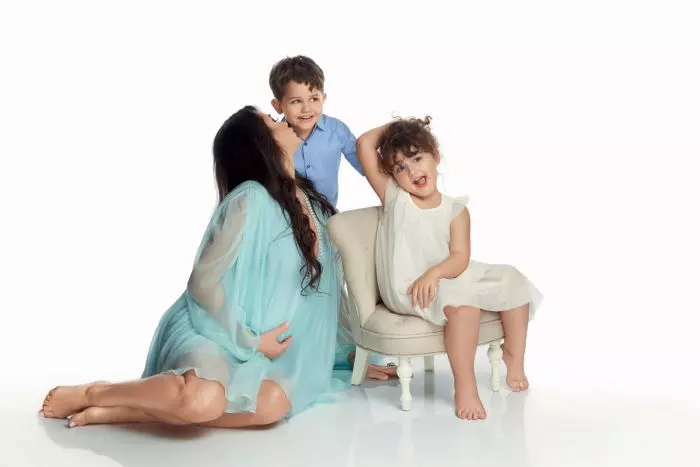 Elena Băsescu, Sofia Anais (6) și Traian Jr (4) pentru VIVA!, pe vremea când era însărcinată