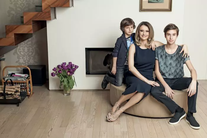 Dana Războiu într-un pictorial VIVA! în 2017, alături de fiii săi, Victor și Marc