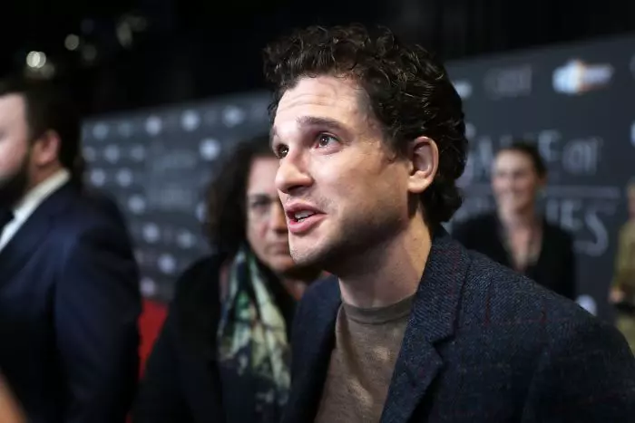 Jon Snow din "Game of thrones" și-a schimbat look-ul. Kit Harington a atras toate privirile la un eveniment