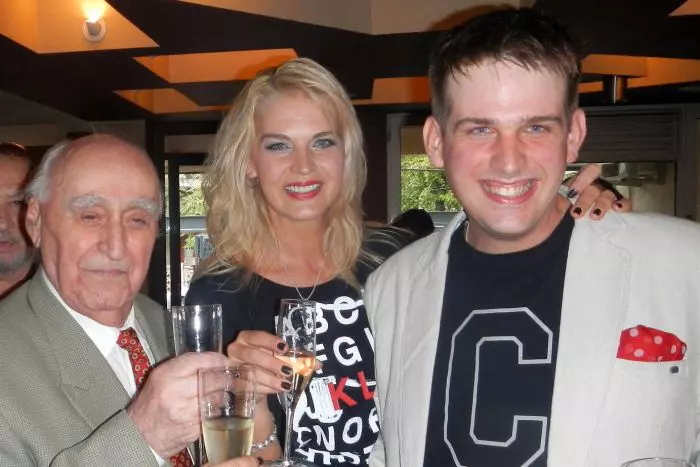 Manuela Hărăbor și fiul ei, Andrei, alături de tatăl actriței.