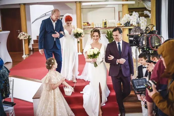 Cristina Ciobanașu îmbracă rochia de mireasă. Vlad Gherman poartă și el costumul de ginere