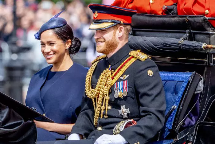 Prinţul Harry, Meghan Markle şi bebeluşul Archie vor efectua în toamnă prima vizită oficială în familie