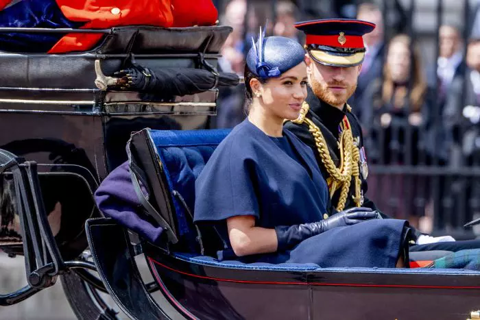 Prezentă la Trooping the Colour, Ducesa de sussex a purtat o rochie Givenchy, de culoare bleumarin, care îi ascundea formele.