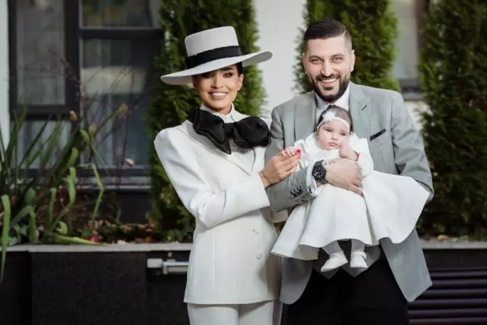 Adelina Pestrițu a ales o ținuta care a iscat multe controverse la botezul fetiței sale