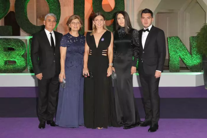 Simona, alături de familia ei.