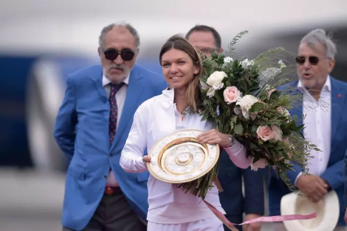 Simona Halep la revenirea în țară după Wimbledon