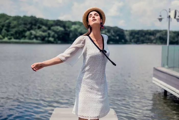 Rochie premium din dantelă cu decolteu în contrast, 399 lei