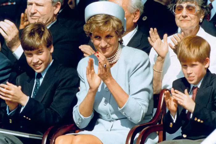 Prințesa Diana, alături de băieții ei, Printul William și Prințul Harry