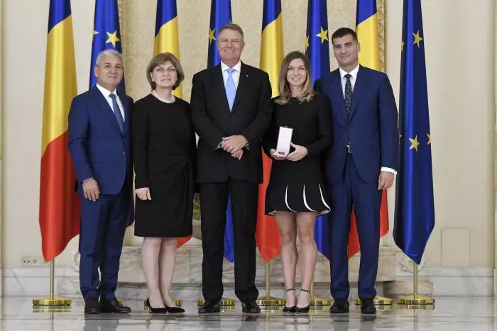 Stere și Tania Halep, președintele Klaus Iohannis, Simona Halep și Toni Iuruc (de la stânga la dreapta) , alături de Simona Halep în momentul decernării Ordinului Steaua României