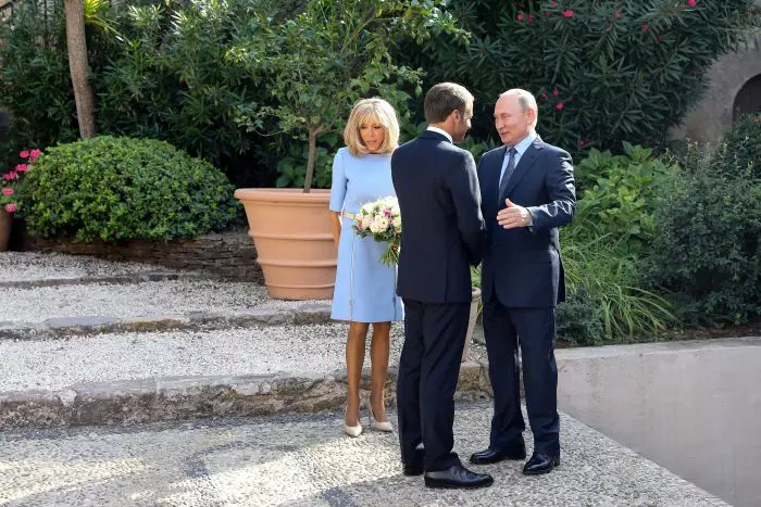 Președintele Emmanuel Macron și Prima Doamnă, la întâlnirea oficială cu Vladimir Putin