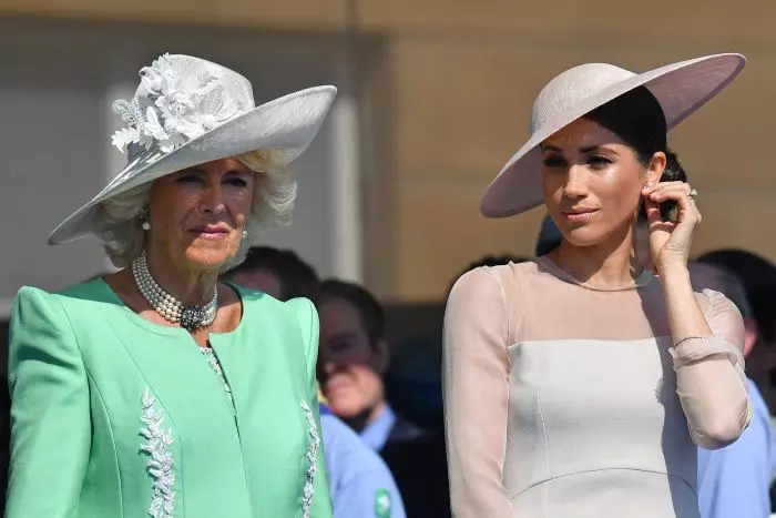 Camilla poartă perle în timpul zilei.