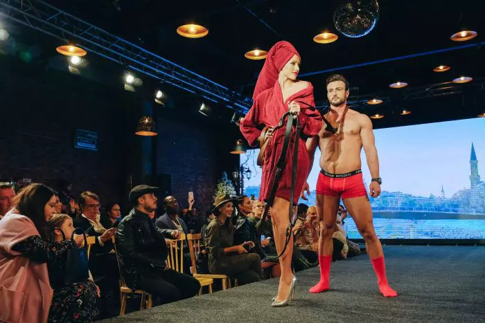 Simona Prisăcariu, iubita lui Dani Oțil, manechin în prezentarea lui Cătălin Botezatu