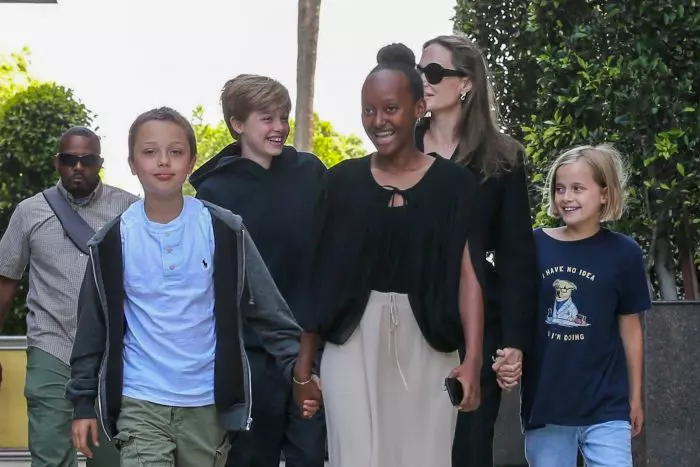 Angelina Jolie împreună cu copiii ei şi ai lui Brad Pitt