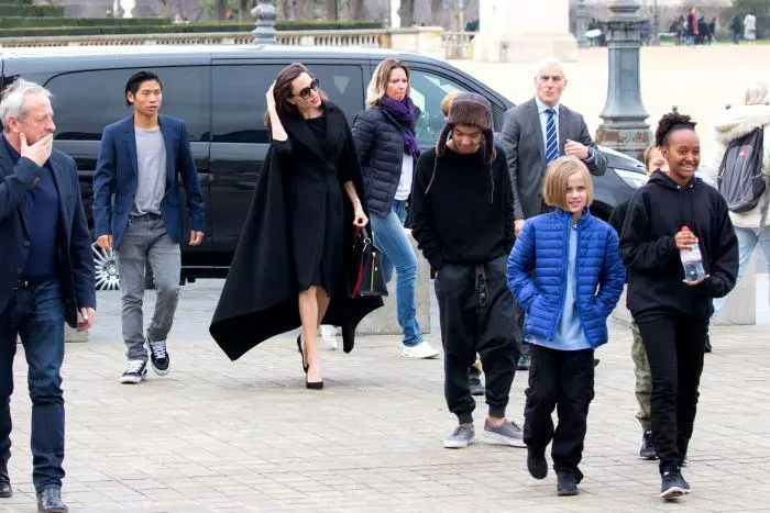 Angelina-Jolie-si-copiii-sai-in-Franta-2