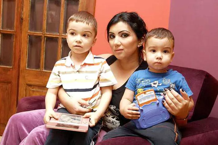 Adriana-Bahmu_eanu-_i-băie_ii-săi-1-1