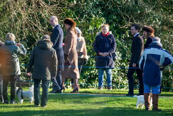 Prinţul Philip Duce de Edinburgh, Prinţul William Duce de Cambridge şi Kate Duchess of Cambridge Katherine Catherine Middleton la Biserica Sandringham