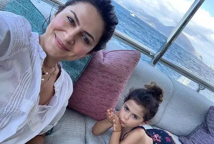 Alexandra Nechita și fetița sa de patru ani, Tevva