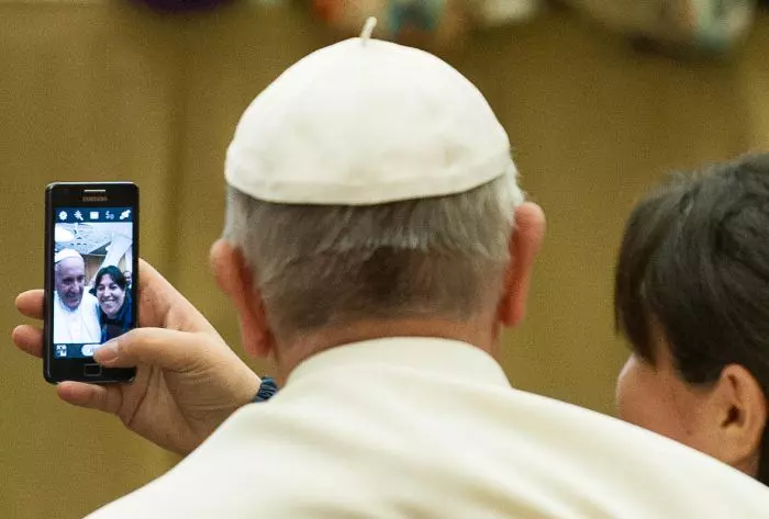 Papa Francisc face selfie-uri cu admiratorii (Vatican).