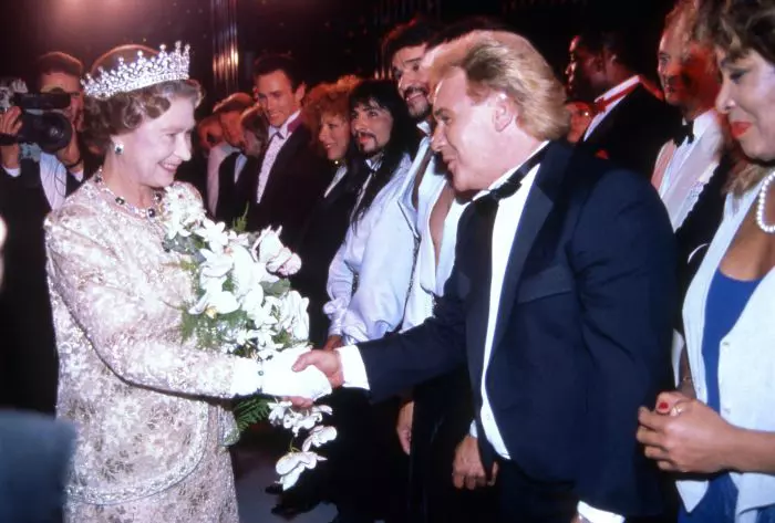 Elisabeta a II-a și artistul Freddie Star