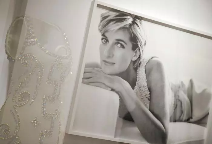 Rochia creată de Catherine Walker și purtată de Diana la ședința foto pentru „Vanity Fair“, realizată de Mario Testino, în 1997.