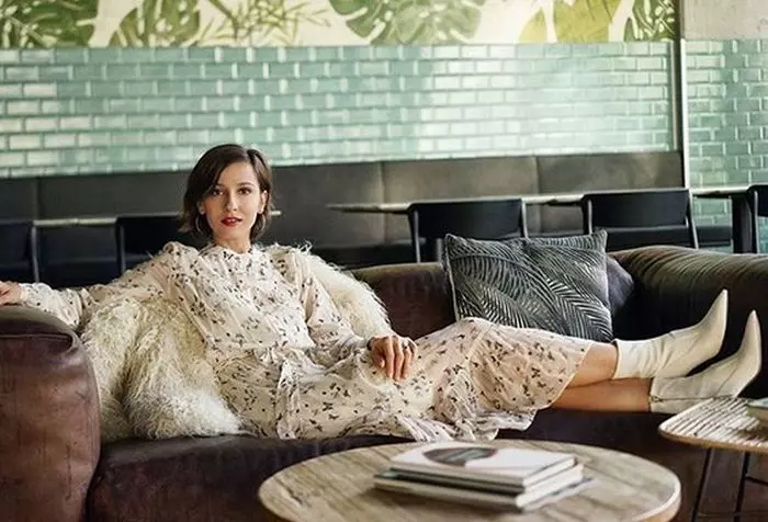 Dana Rogoz, în ținuta pentru care a primit trofeul Bau