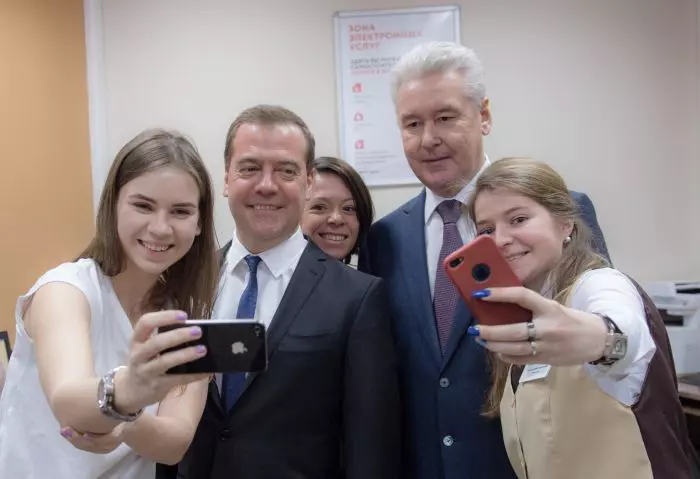 Primul-ministru rus, Dmitry Medvedev, nu zice nu nici el unui selfie.