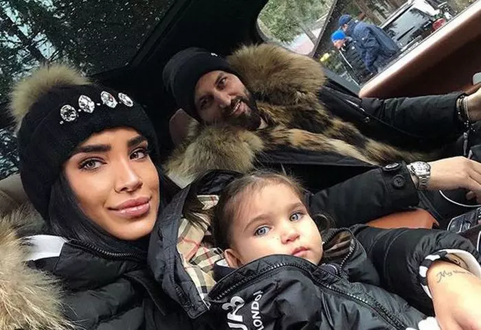 Adelina Pestrițu și familia sa