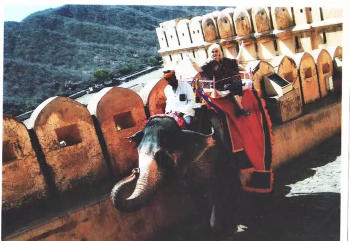 În India, la plimbare pe elefant.