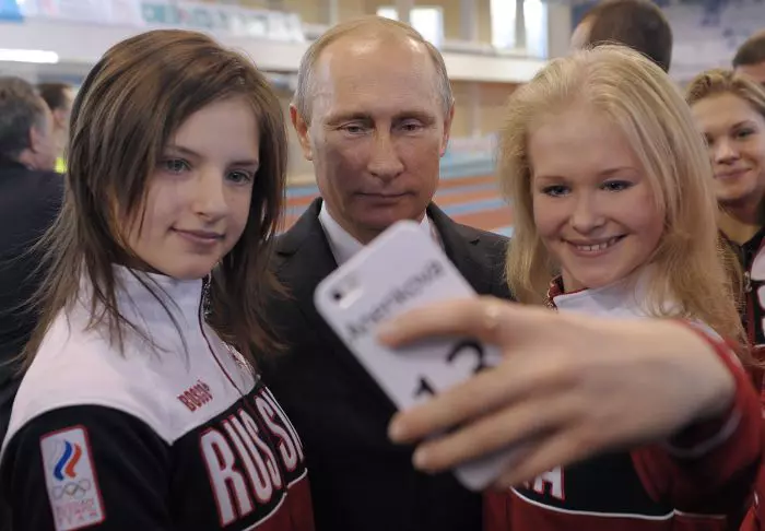 Vladimir Putin - asaltat de fete pentru selfie!