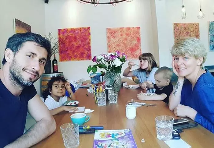 Dana Nălbaru cu Dragoș Bucur și copiii lor