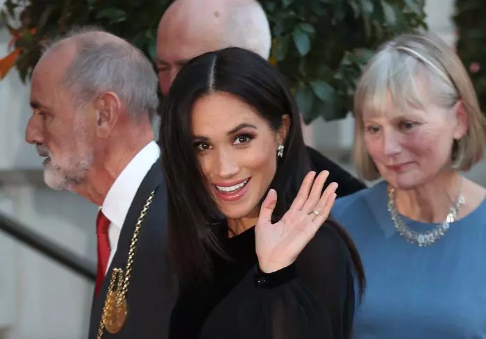 Meghan Markle, gest neașteptat! Cum și-a surprins Ducesa de Sussex fanii care o așteptau în fața unei cafenele