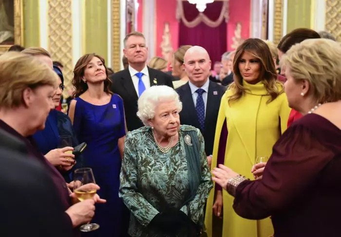 Carmen și Klaus Iohannis, alături de Regina Elisabeta a II-a, Melania Trump și Angela Merkel